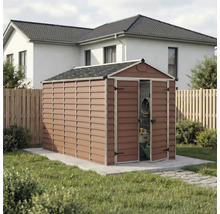 Gartenhaus aus Kunststoff in Holzoptik mit Satteldach und Doppeltür, auf einem Fundament im Garten vor einem Zaun und Wohnhaus platziert.
