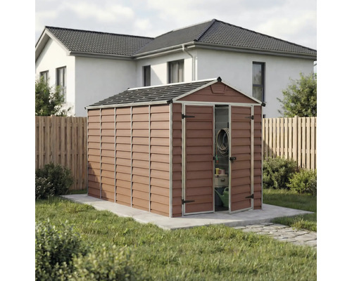 Gartenhaus aus Kunststoff in Holzoptik mit Satteldach und Doppeltür, auf einem Fundament im Garten vor einem Zaun und Wohnhaus platziert.