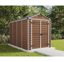 Braunes Gerätehaus mit Satteldach und Doppelflügeltür auf einem hellen Betonfundament in einem gepflegten Garten mit Rasen und Bäumen.