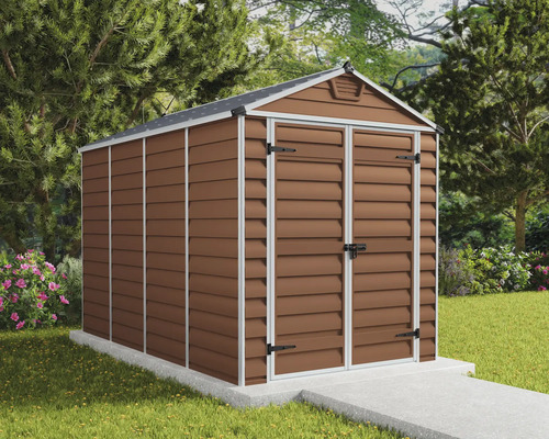 Braunes Gerätehaus mit Satteldach und Doppelflügeltür auf einem hellen Betonfundament in einem gepflegten Garten mit Rasen und Bäumen.