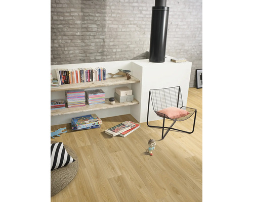 Helles Laminat in Holzoptik in einem modernen Wohnzimmer mit Ziegelwand, Holzregalen und einem schwarzen Metallstuhl.