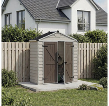 Kompaktes Gerätehaus aus Kunststoff mit Satteldach und geöffneter Doppeltür auf einer Betonplatte im Garten vor einem Holzzaun.