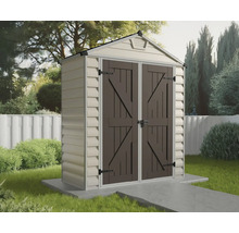 Kunststoff-Gartenhaus mit Satteldach und Doppelflügeltür auf einem Betonsockel im Garten.