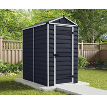 Anthrazitfarbenes Kunststoff-Gerätehaus mit weißem Rahmen und Satteldach auf einem Betonsockel im Garten vor einem Holzzaun.