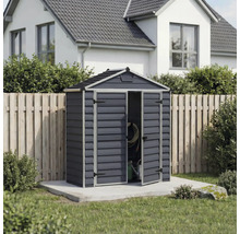 Modernes, anthrazitfarbenes Gerätehaus aus Kunststoff mit Satteldach und geöffneter Doppeltür auf einem Betonfundament in einem hellen Garten.