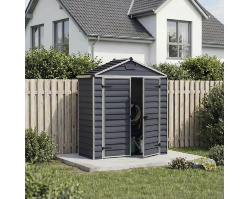 Modernes, anthrazitfarbenes Gerätehaus aus Kunststoff mit Satteldach und geöffneter Doppeltür auf einem Betonfundament in einem hellen Garten.