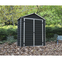 Dunkelgraues Gerätehaus aus Kunststoff mit Doppeltür und Satteldach in einem Garten.