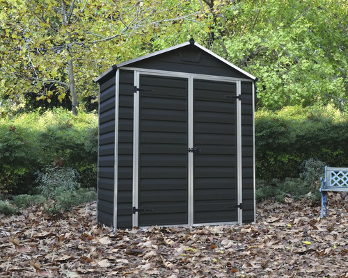 Dunkelgraues Gerätehaus aus Kunststoff mit Doppeltür und Satteldach in einem Garten.