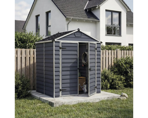 Gerätehaus aus Kunststoff in Anthrazit mit Satteldach und Doppeltür, freistehend im Garten auf einem Betonfundament.
