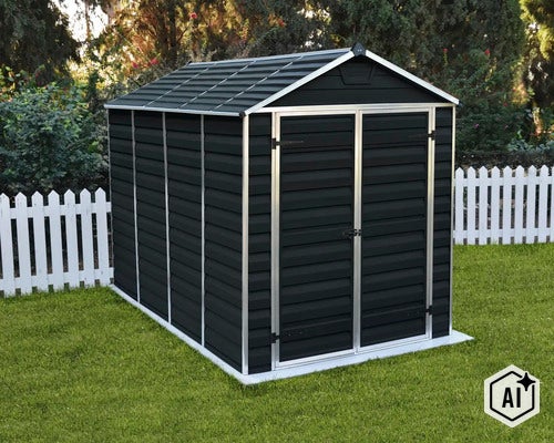 Gerätehaus aus Kunststoff mit Metallrahmen, Doppeltüren und Satteldach, aufgestellt im Garten vor einem weißen Lattenzaun. (Image AI modified or generated)