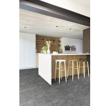 Moderne Küche mit dunkelgrauen Bodenfliesen in Steinoptik, weißer Kücheninsel mit Holzverkleidung und Barhockern aus Holz.
