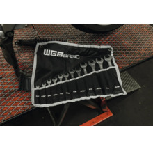WGB BASIC Maulschlüssel-Set, 12-teilig, Zoll-Größen von ein Viertel bis fünfzehn Sechzehntel Zoll, in schwarzer Rolltasche in einer Werkstatt.