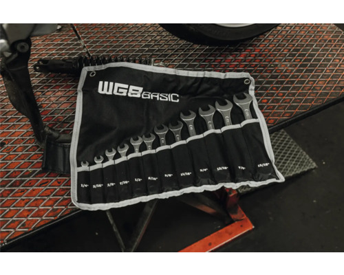 WGB BASIC Maulschlüssel-Set, 12-teilig, Zoll-Größen von ein Viertel bis fünfzehn Sechzehntel Zoll, in schwarzer Rolltasche in einer Werkstatt.