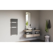 Modernes Badezimmer mit grauem Handtuchheizkörper, hängendem Holzwaschtisch, Aufsatzwaschbecken und hohem Spiegel.
