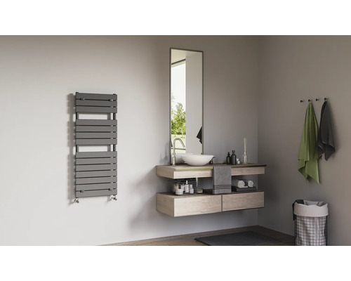 Modernes Badezimmer mit grauem Handtuchheizkörper, hängendem Holzwaschtisch, Aufsatzwaschbecken und hohem Spiegel.