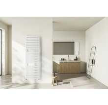 Modernes, helles Badezimmer mit weißem Handtuchheizkörper an der Wand, Holzwaschtisch und minimalistischem Design.