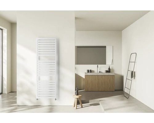 Modernes, helles Badezimmer mit weißem Handtuchheizkörper an der Wand, Holzwaschtisch und minimalistischem Design.