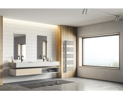 Helles Badezimmer mit Doppelwaschtisch, schwarzen Armaturen, zwei Spiegeln, weißer Fliesenwand, großem Fenster und einem Handtuchheizkörper.