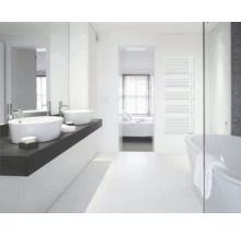 Modernes Badezimmer mit zwei Aufsatzwaschbecken, einer Badewanne und einem weißen Handtuchheizkörper an der Wand. Minimalistisches, helles Design.