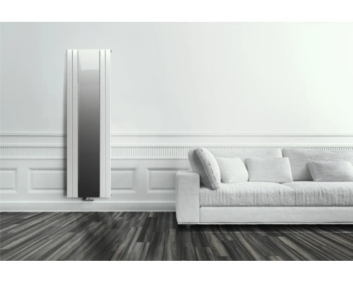 Moderner vertikaler Design-Heizkörper in einem hellen Wohnzimmer mit Wandvertäfelung, weißem Sofa und dunklem Holzboden.