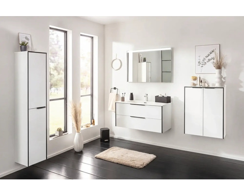 Helles, modernes Badezimmer mit weißen Möbeln, Waschbeckenunterschrank, Spiegel, Hochschrank und dunklem Boden.