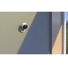 Weiße Außenüberwachungskamera an einer Fassade montiert, magnetische Halterung, modernes rundes Design.