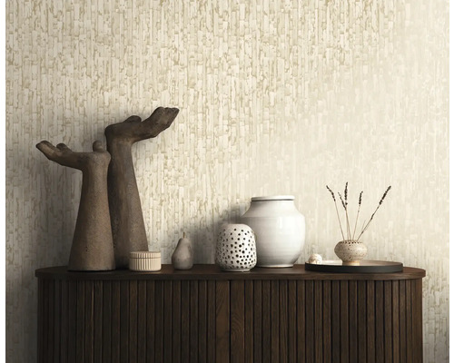 Strukturierte Tapete mit vertikalem Muster in Beige hinter einem dunklen Sideboard mit Dekorationsobjekten und Skulpturen.