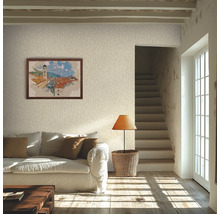 Helles Wohnzimmer mit hell strukturierter Tapete, weißem Sofa mit braunen Kissen, Korbstehlampe und gerahmtem Bild an der Wand.
