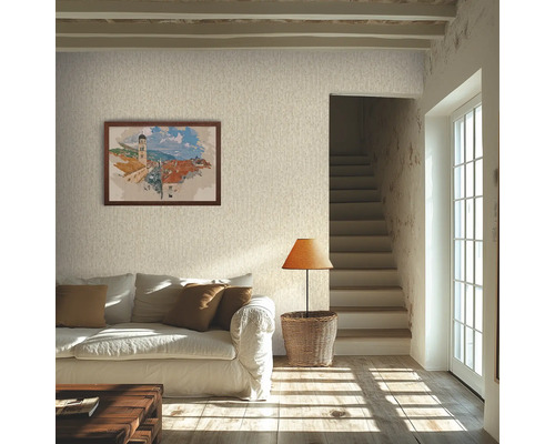 Helles Wohnzimmer mit hell strukturierter Tapete, weißem Sofa mit braunen Kissen, Korbstehlampe und gerahmtem Bild an der Wand.