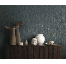 Vliestapete mit vertikaler Struktur hinter einem Sideboard aus Holz mit verschiedenen Keramikvasen und Skulpturen im modernen Design.