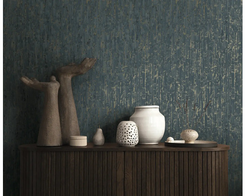 Vliestapete mit vertikaler Struktur hinter einem Sideboard aus Holz mit verschiedenen Keramikvasen und Skulpturen im modernen Design.