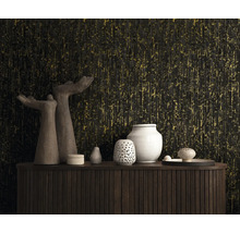 Vliestapete mit vertikaler Struktur in Schwarz und Gold hinter einem Sideboard aus Holz mit dekorativen Vasen und Skulpturen.