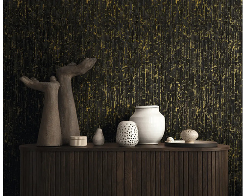 Vliestapete mit vertikaler Struktur in Schwarz und Gold hinter einem Sideboard aus Holz mit dekorativen Vasen und Skulpturen.