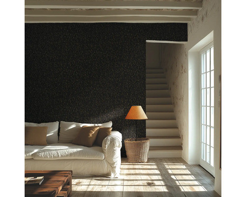 Wohnzimmer mit strukturierter Wandtapete, Sofa, Holztisch, Stehlampe und Treppe neben lichtdurchflutetem Fenster.