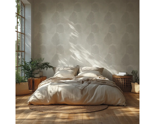 Helles Schlafzimmer mit Tapete im Blattmuster, bodentiefem Bett mit neutraler Bettwäsche, rundem Jute-Teppich und Holzakzenten.