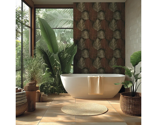Helles Badezimmer im Tropen-Stil mit freistehender Badewanne, Blattmuster-Tapete, großen Zimmerpflanzen und beigen Bodenfliesen.