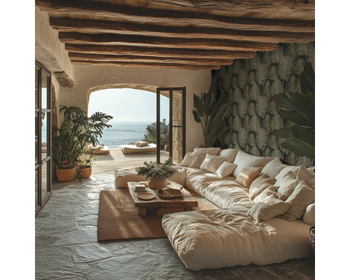 Helles Wohnzimmer im mediterranen Stil mit großem Sofa, Holzbalkendecke, Natursteinboden, Blättermuster-Tapete und Blick auf das Meer.