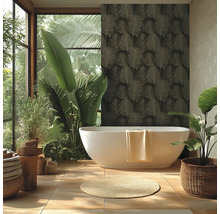 Helles Badezimmer mit freistehender Badewanne, botanischer Mustertapete, großen Zimmerpflanzen, Fliesenboden und rundem Juteteppich.
