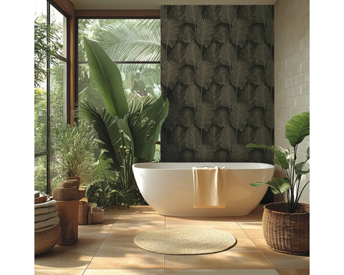 Helles Badezimmer mit freistehender Badewanne, botanischer Mustertapete, großen Zimmerpflanzen, Fliesenboden und rundem Juteteppich.