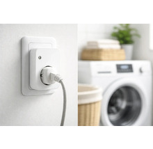 Smarter Zwischenstecker in einer Wandsteckdose mit eingestecktem Netzkabel in einer organisierten Waschküche mit Waschmaschine.