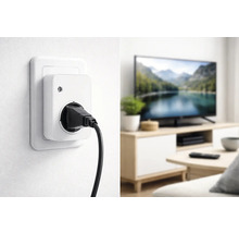 Weißer Smart-Home-Zwischenstecker in Wandsteckdose mit schwarzem Kabel, im Hintergrund helles Wohnzimmer mit modernem Fernseher auf Holzkommode.
