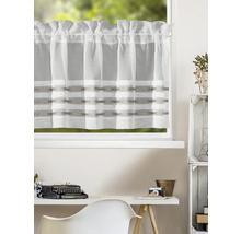Halbtransparente Scheibengardine aus Stoff mit horizontalen Streifen an einem Fenster über einem organisierten, hellen Arbeitsplatz mit Schreibmaschine.