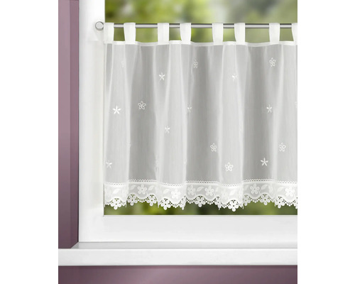 Transparente Scheibengardine mit Schlaufen, Blumenstickereien und floraler Spitzenkante am Fenster.