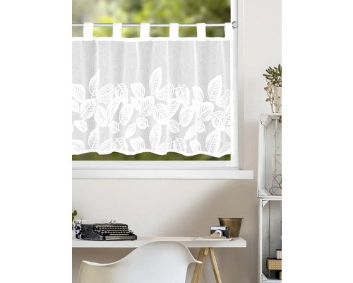 Weiße Bistrogardine mit Blättermotiv, Schlaufenaufhängung und Bogensaum an einem Fenster in einem hellen, organisierten Arbeitszimmer.