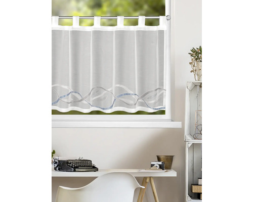 Transparente Bistrogardine mit Schlaufen und Wellenmuster in Grau und Blau an einem hellen Fenster.