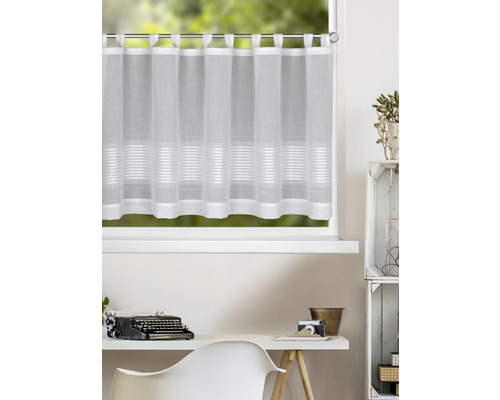 Weiße halbtransparente Scheibengardine mit Schlaufen und horizontalen Streifen am unteren Rand, hängend an einem Fenster in einem hellen Arbeitszimmer.