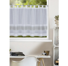 Halbtransparente Scheibengardine mit Schlaufen und Querstreifen vor einem Fenster in einem hellen Raum mit Schreibtisch.