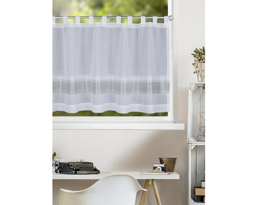 Halbtransparente Scheibengardine mit Schlaufen und Querstreifen vor einem Fenster in einem hellen Raum mit Schreibtisch.