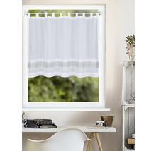 Halbtransparente Bistrogardine mit Schlaufen und Querstreifen, aufgehängt an einem Fenster über einem Schreibtisch mit Schreibmaschine.