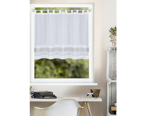 Halbtransparente Bistrogardine mit Schlaufen und Querstreifen, aufgehängt an einem Fenster über einem Schreibtisch mit Schreibmaschine.